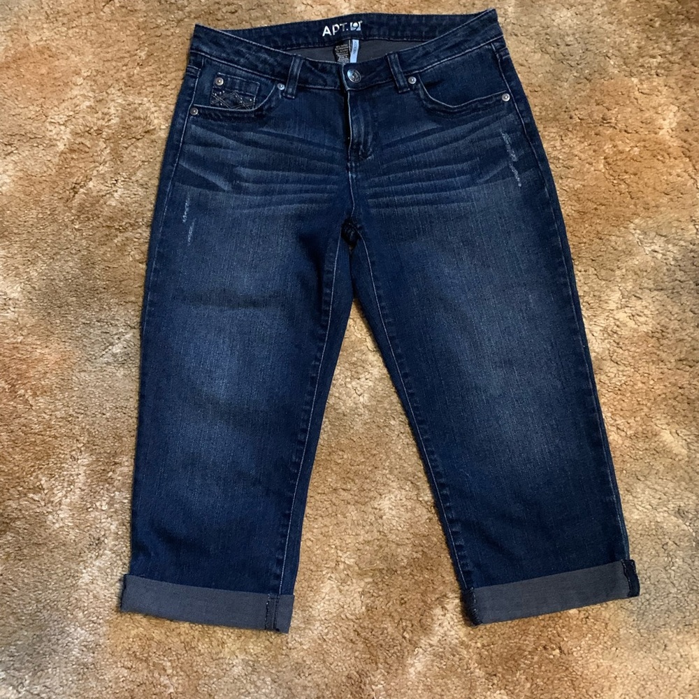 Ladies Size 4 Dark Blue Capris, Apt. 9 Brand, Little Distressing on Capri Leg